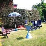5 Mit Terrasse, Parkplatz, Fahrradgarage, Trampolin, Tischtennis
